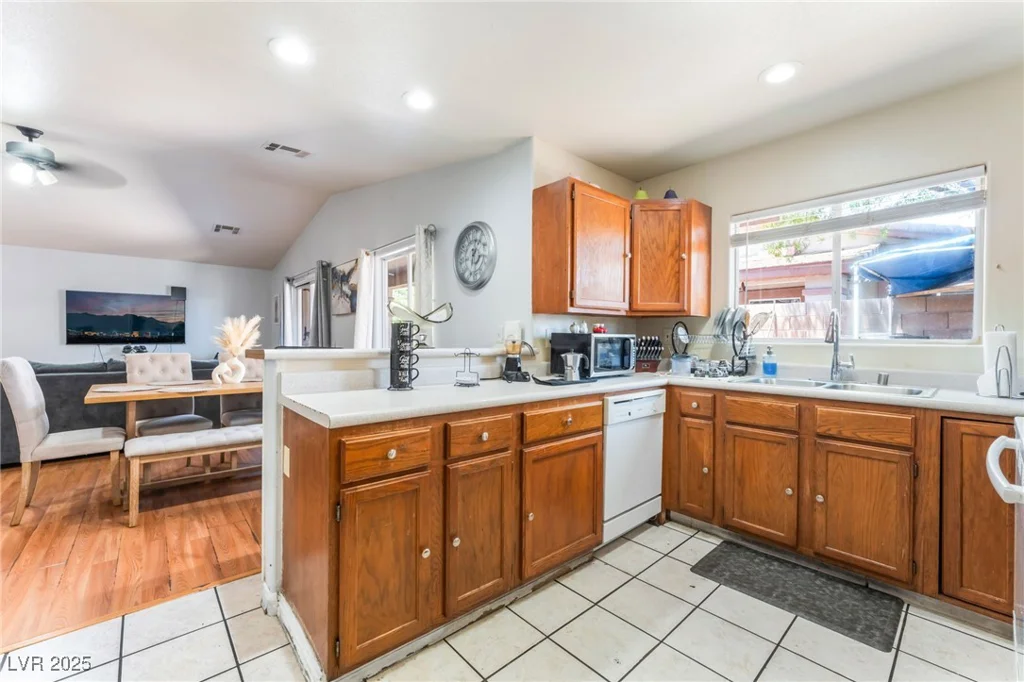 4656 Desert Inn, Las Vegas, NV 89121