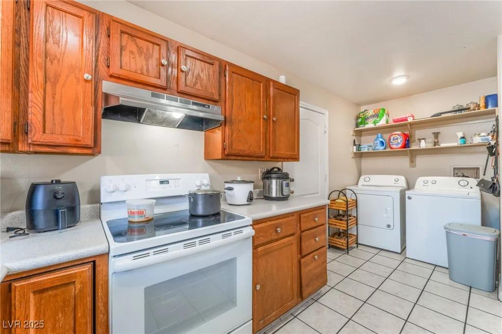 4656 Desert Inn, Las Vegas, NV 89121
