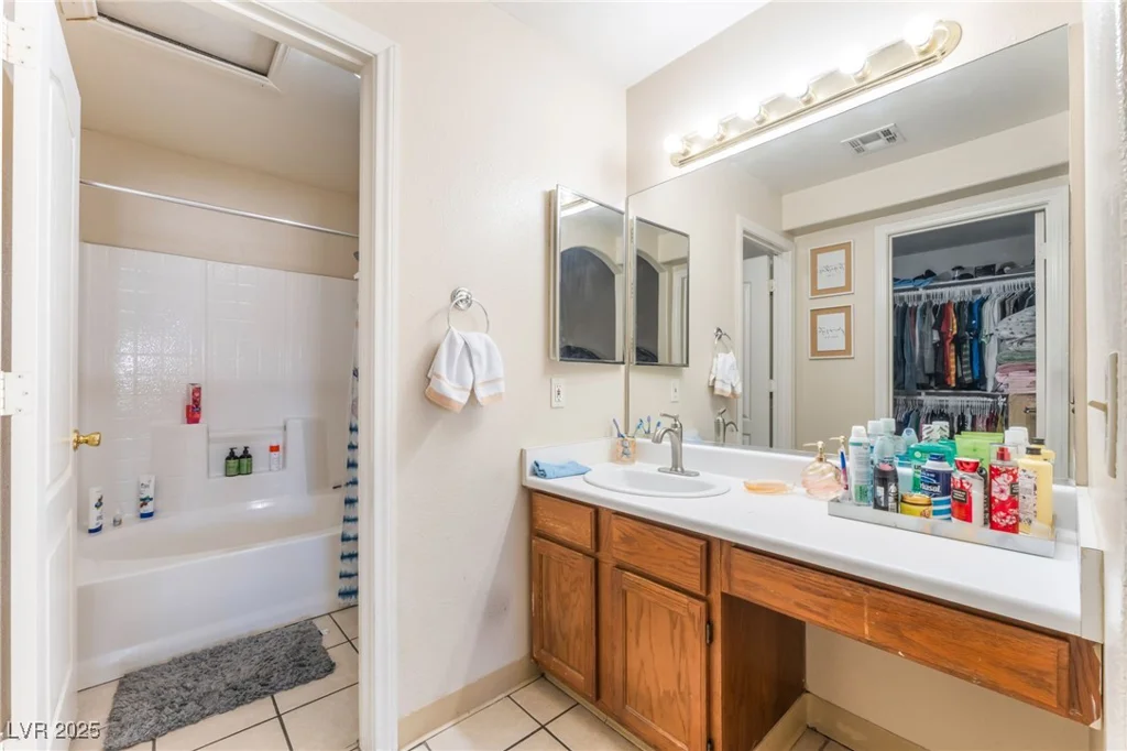 4656 Desert Inn, Las Vegas, NV 89121