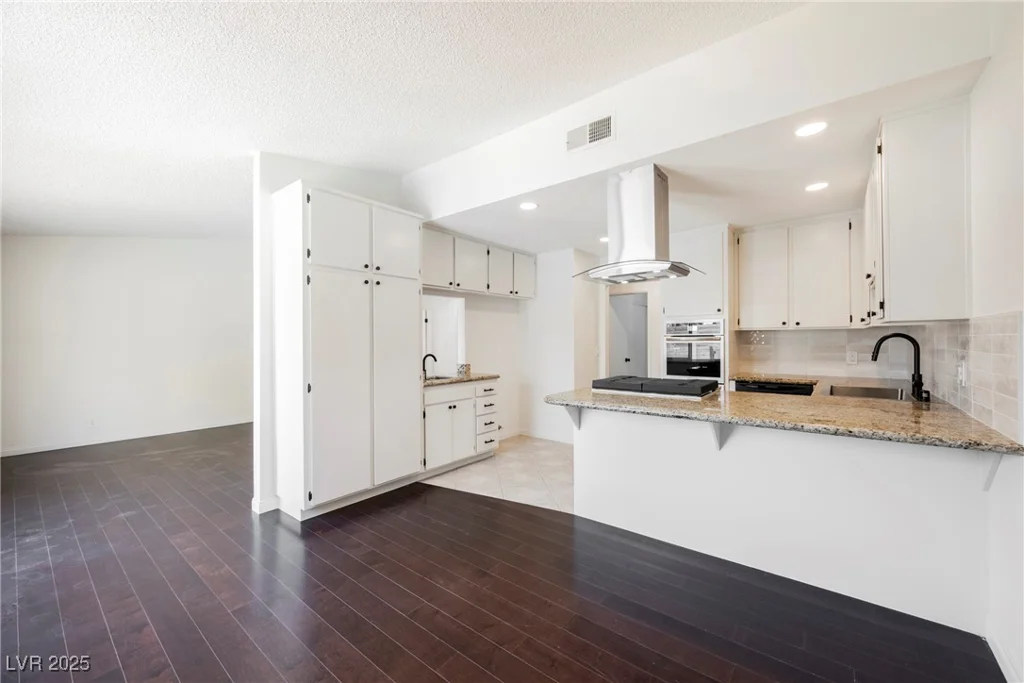 6330 Spring Meadow, Las Vegas, NV 89103