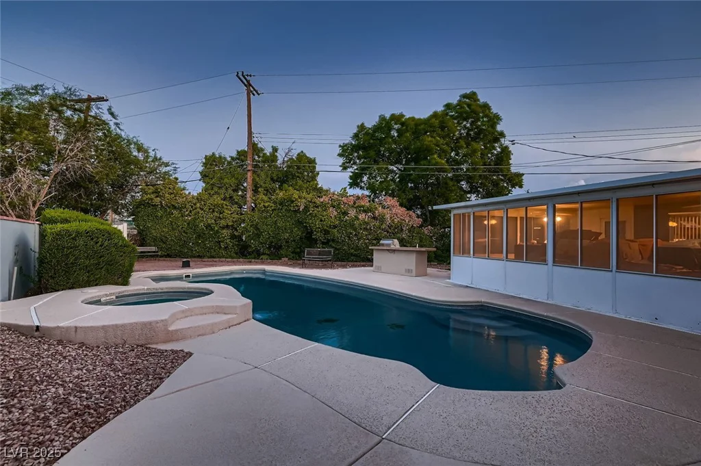 6213 Fairwood, Las Vegas, NV 89107