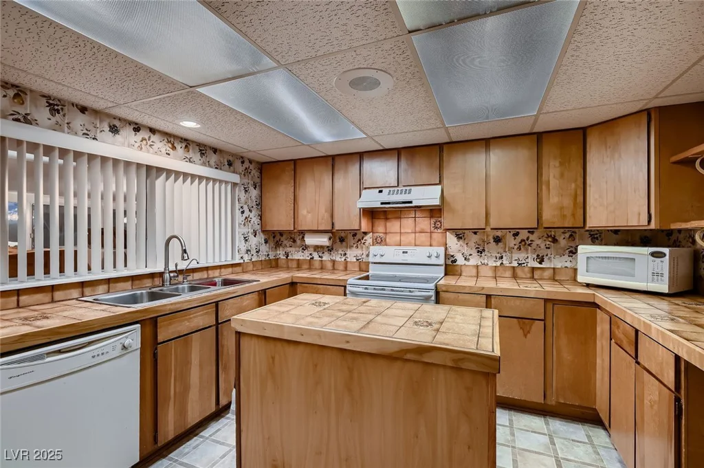 6213 Fairwood, Las Vegas, NV 89107