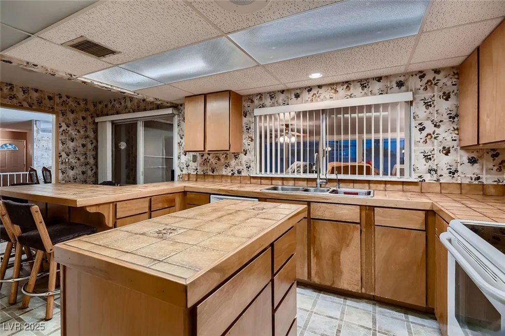 6213 Fairwood, Las Vegas, NV 89107