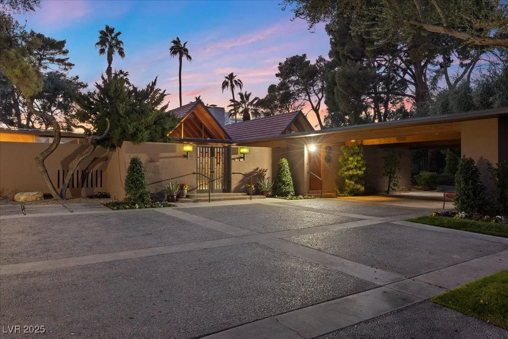 2961 Augusta, Las Vegas, NV 89109