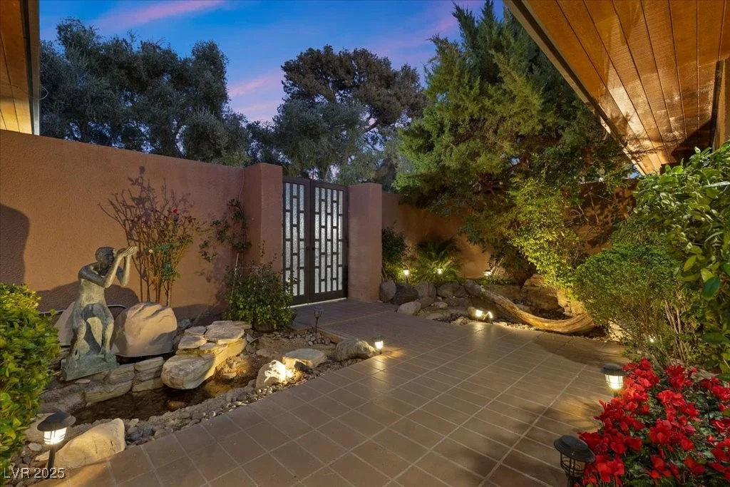 2961 Augusta, Las Vegas, NV 89109