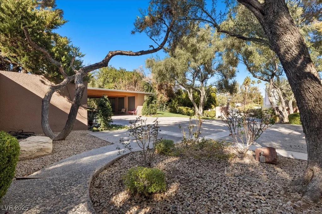 2961 Augusta, Las Vegas, NV 89109
