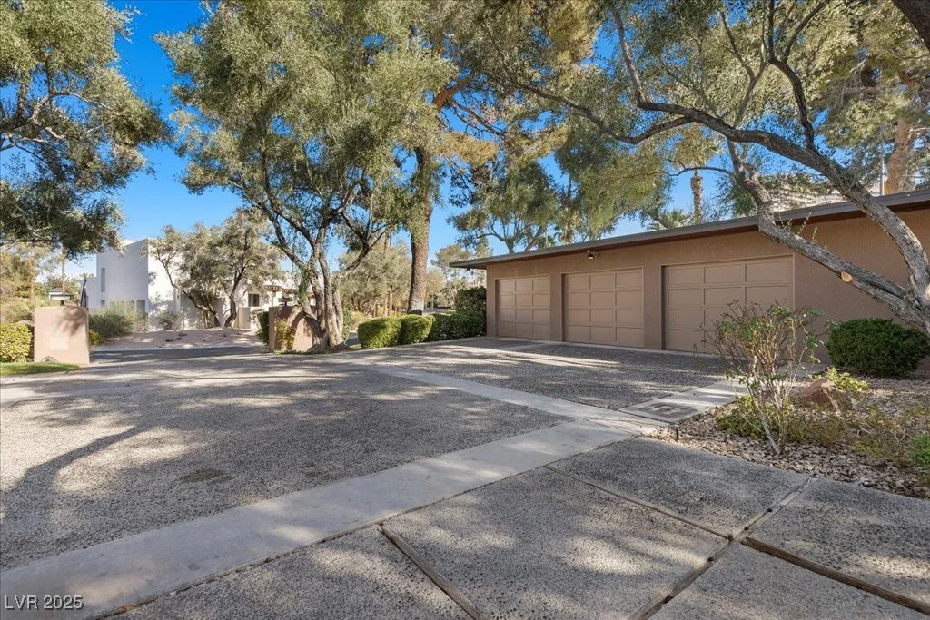 2961 Augusta, Las Vegas, NV 89109