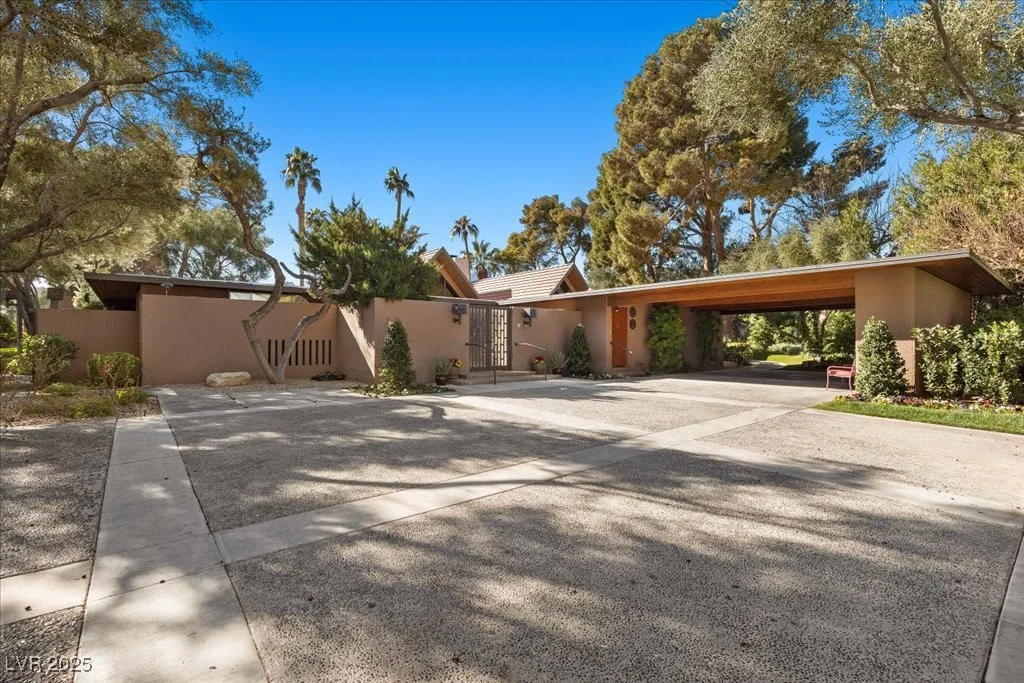 2961 Augusta, Las Vegas, NV 89109