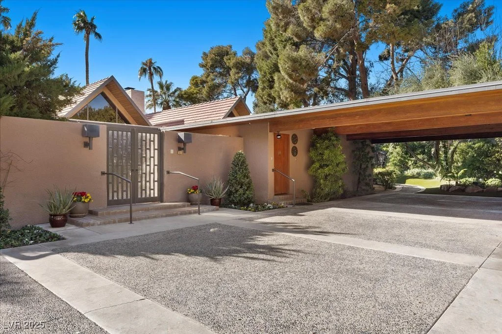 2961 Augusta, Las Vegas, NV 89109