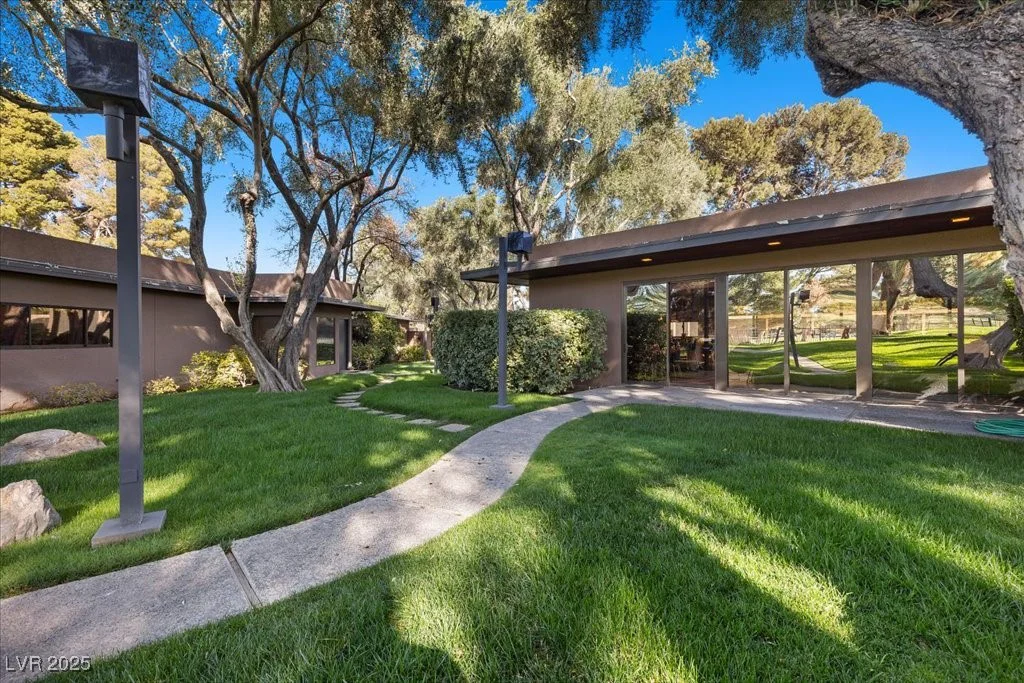 2961 Augusta, Las Vegas, NV 89109