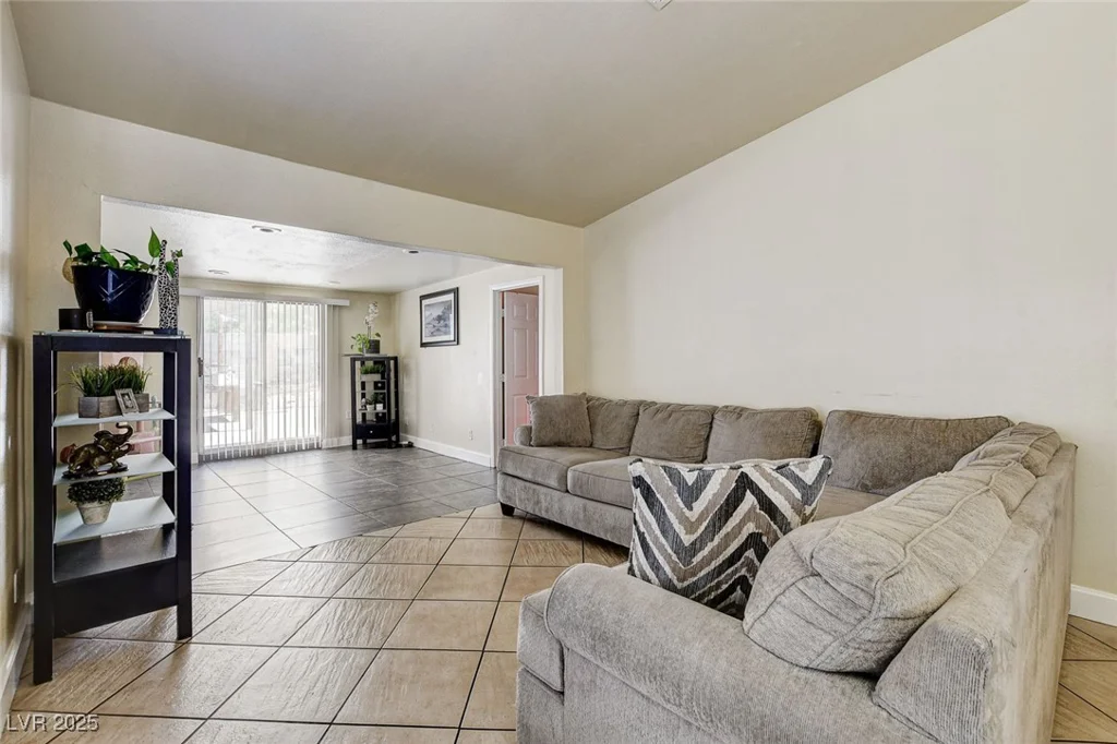 2402 Saguaro Point, Las Vegas, NV 89115