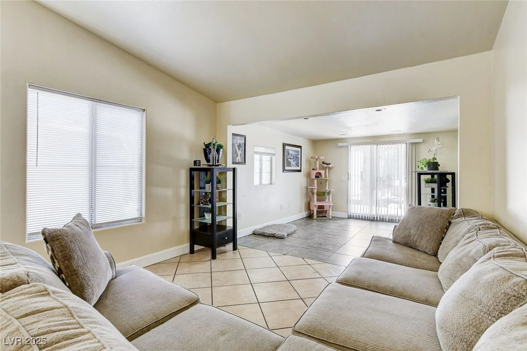 2402 Saguaro Point, Las Vegas, NV 89115