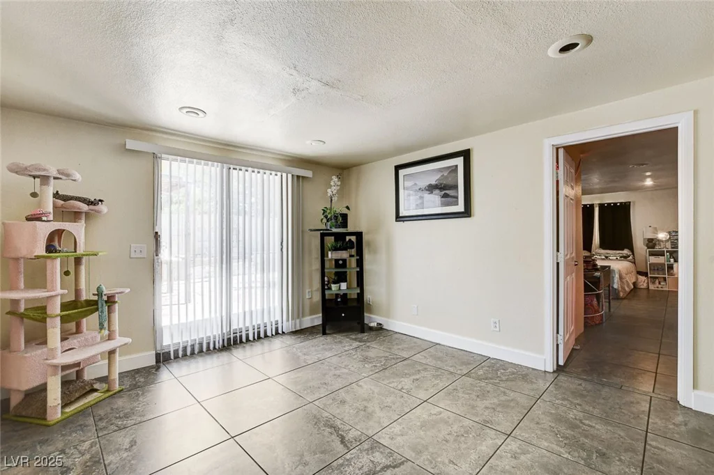 2402 Saguaro Point, Las Vegas, NV 89115