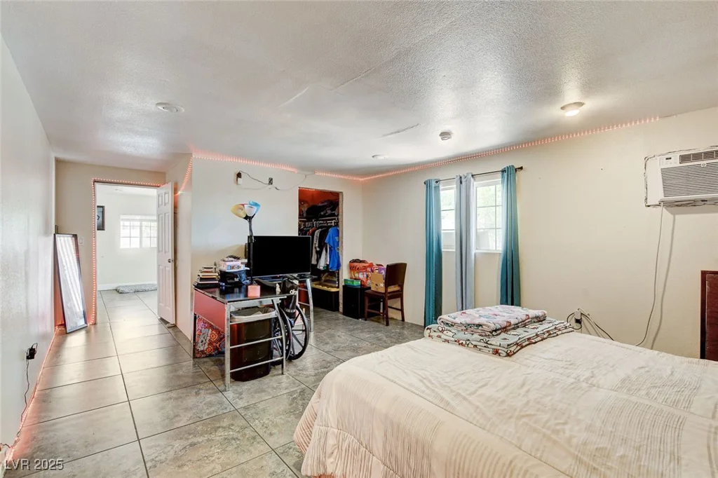 2402 Saguaro Point, Las Vegas, NV 89115