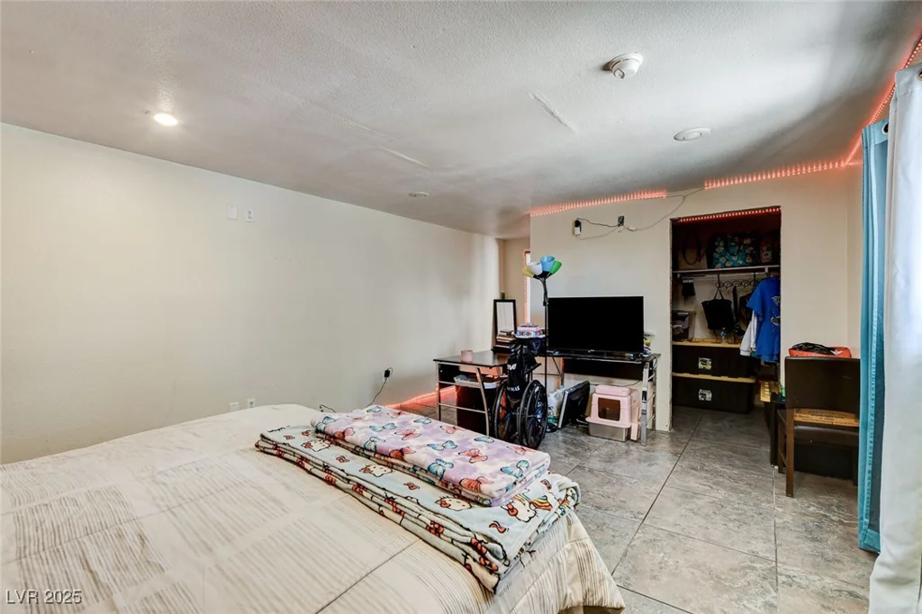 2402 Saguaro Point, Las Vegas, NV 89115