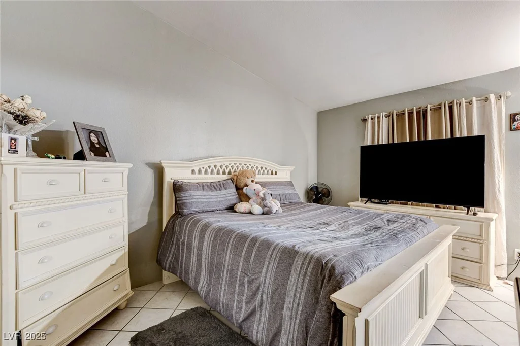 2402 Saguaro Point, Las Vegas, NV 89115