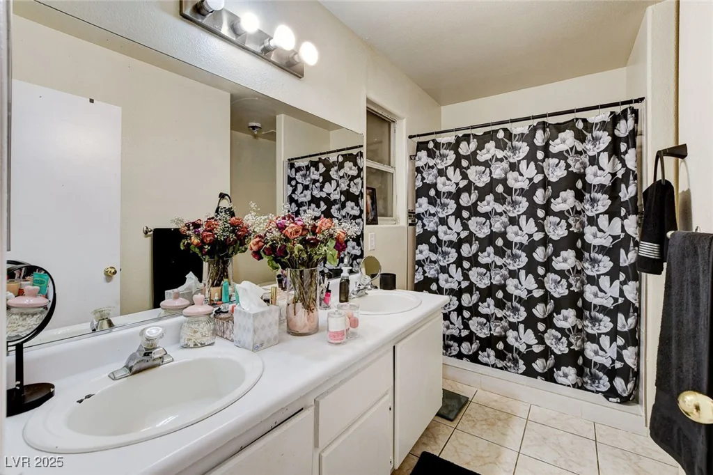 2402 Saguaro Point, Las Vegas, NV 89115