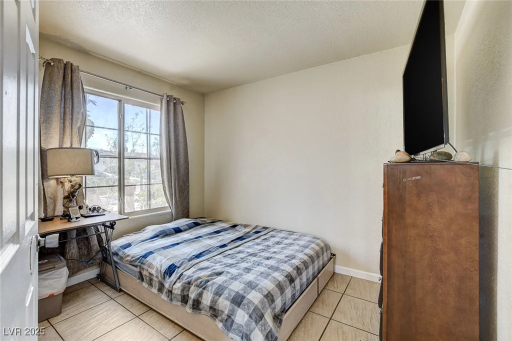 2402 Saguaro Point, Las Vegas, NV 89115