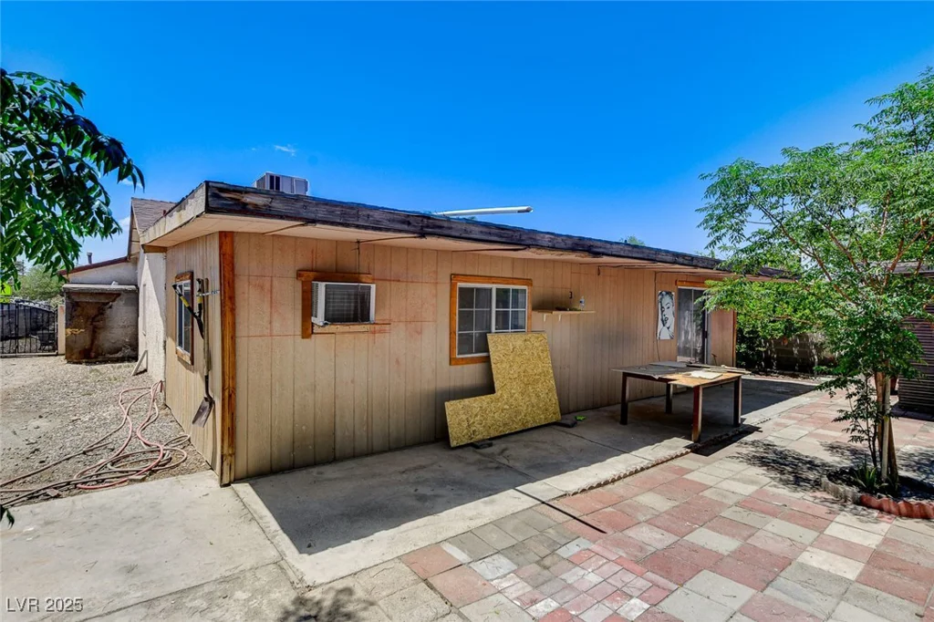 2402 Saguaro Point, Las Vegas, NV 89115