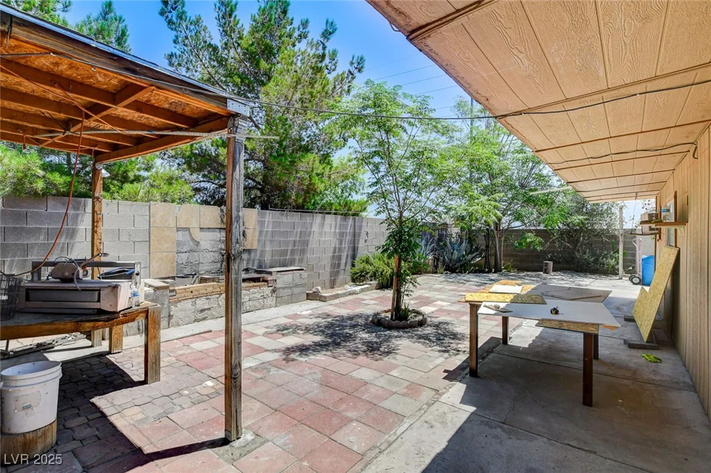 2402 Saguaro Point, Las Vegas, NV 89115