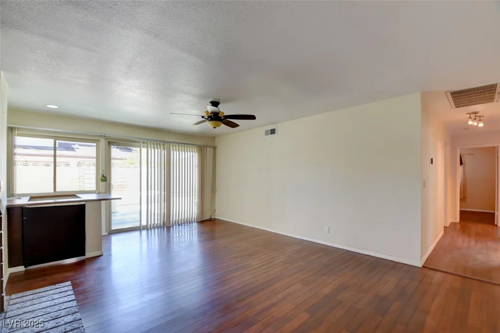 6822 Garden Grove, Las Vegas, NV 89103
