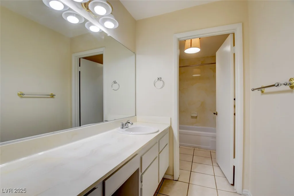 6822 Garden Grove, Las Vegas, NV 89103