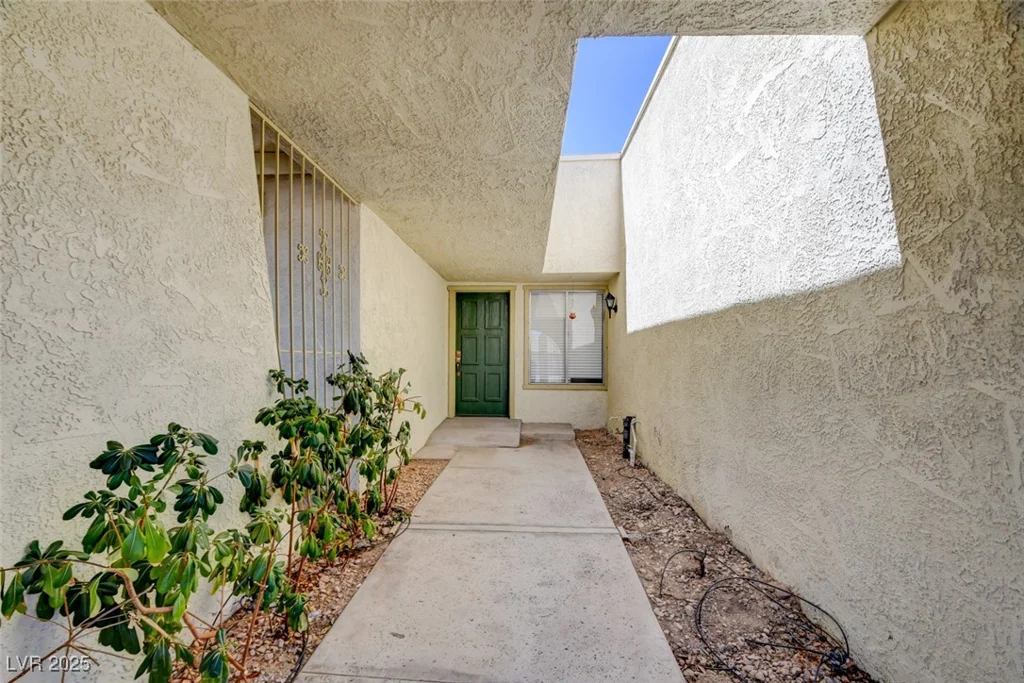 6822 Garden Grove, Las Vegas, NV 89103