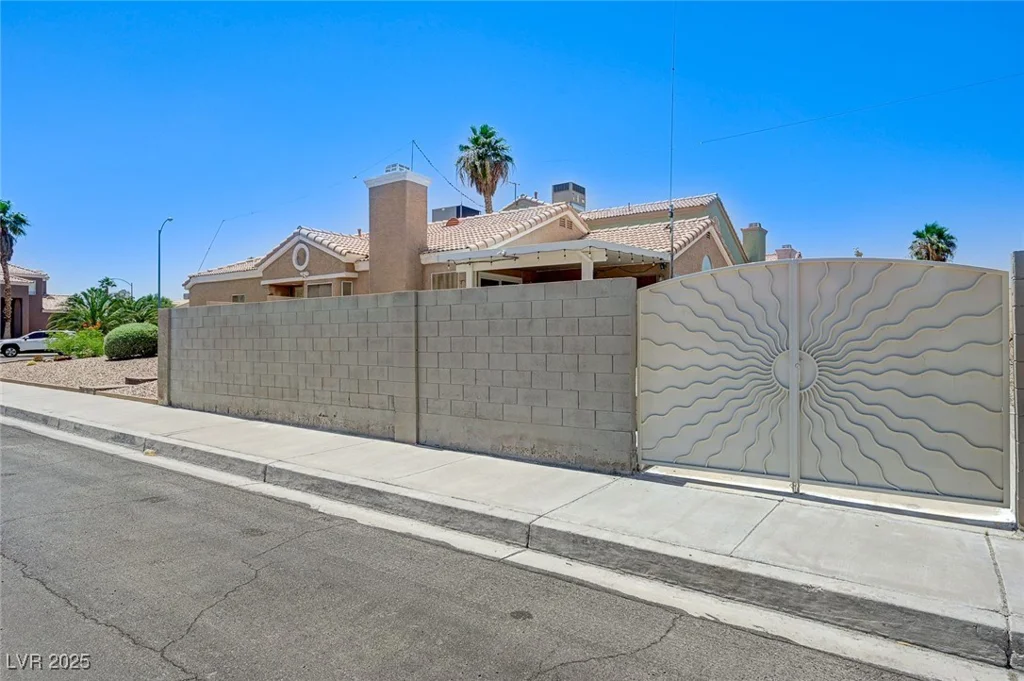7019 Shadow Crest, Las Vegas, NV 89119