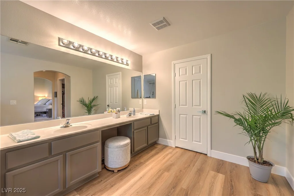 8221 Ebony Peak, Las Vegas, NV 89143