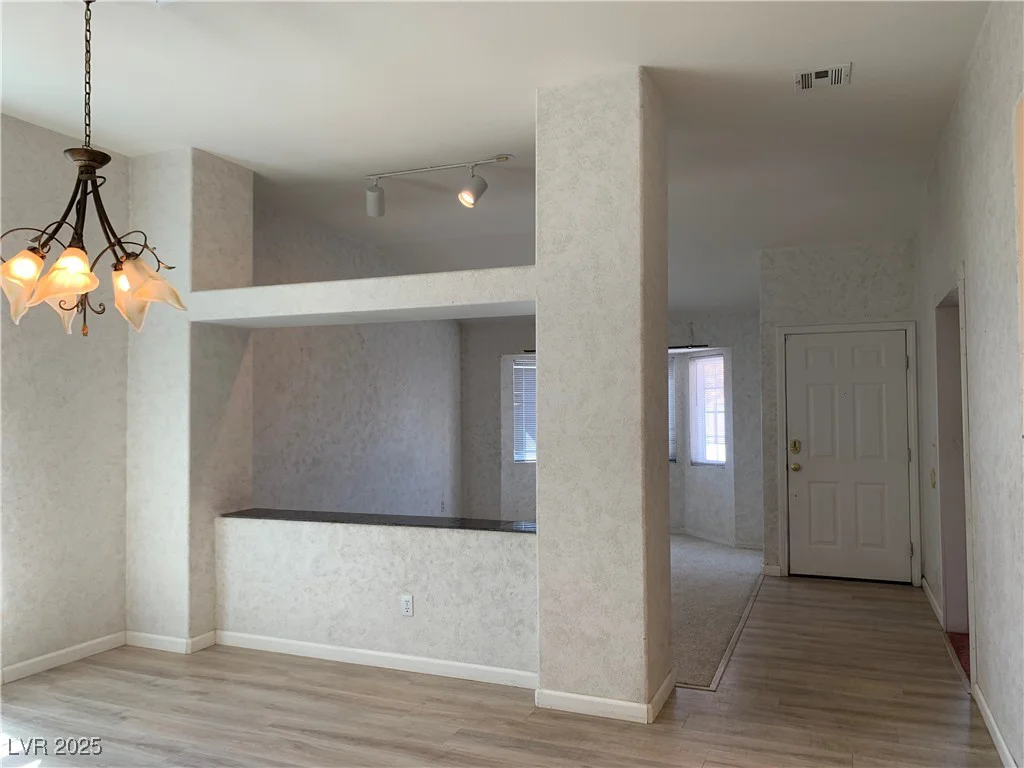 6704 Lost River, Las Vegas, NV 89108
