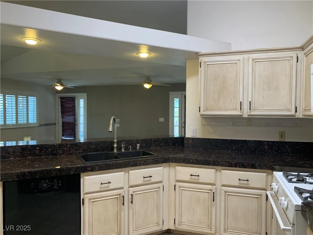 6704 Lost River, Las Vegas, NV 89108