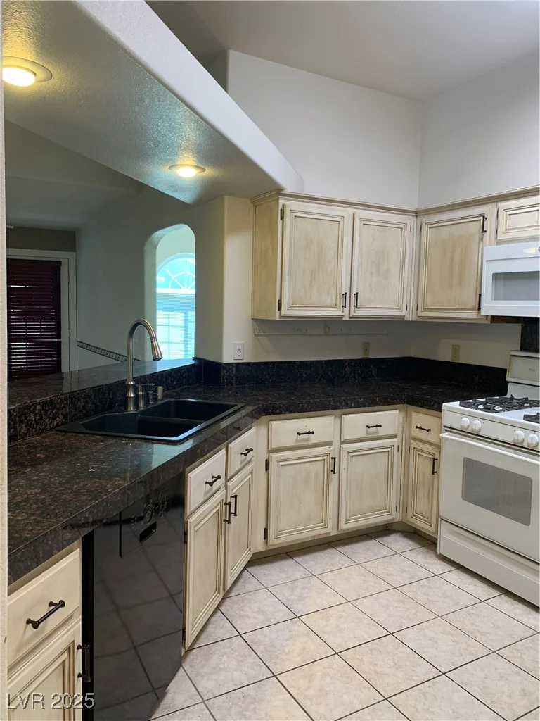 6704 Lost River, Las Vegas, NV 89108