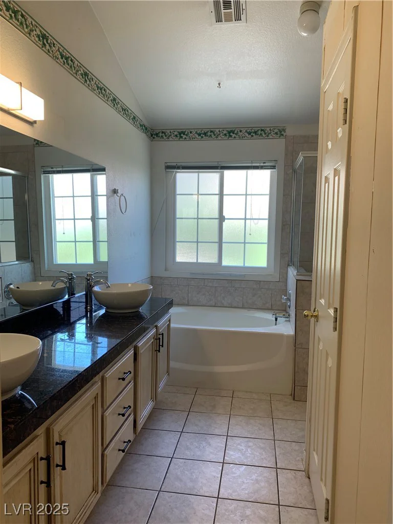 6704 Lost River, Las Vegas, NV 89108