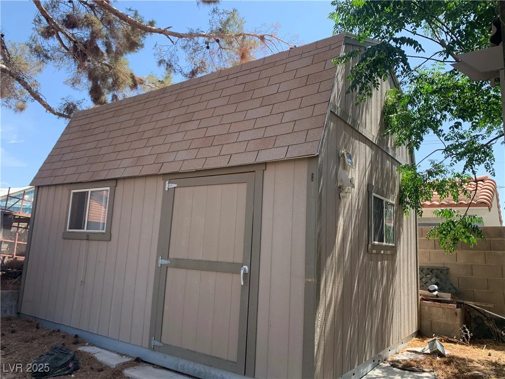 6704 Lost River, Las Vegas, NV 89108