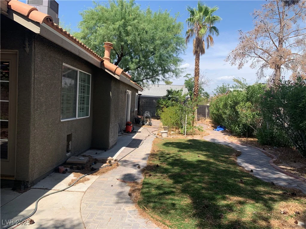 6704 Lost River, Las Vegas, NV 89108