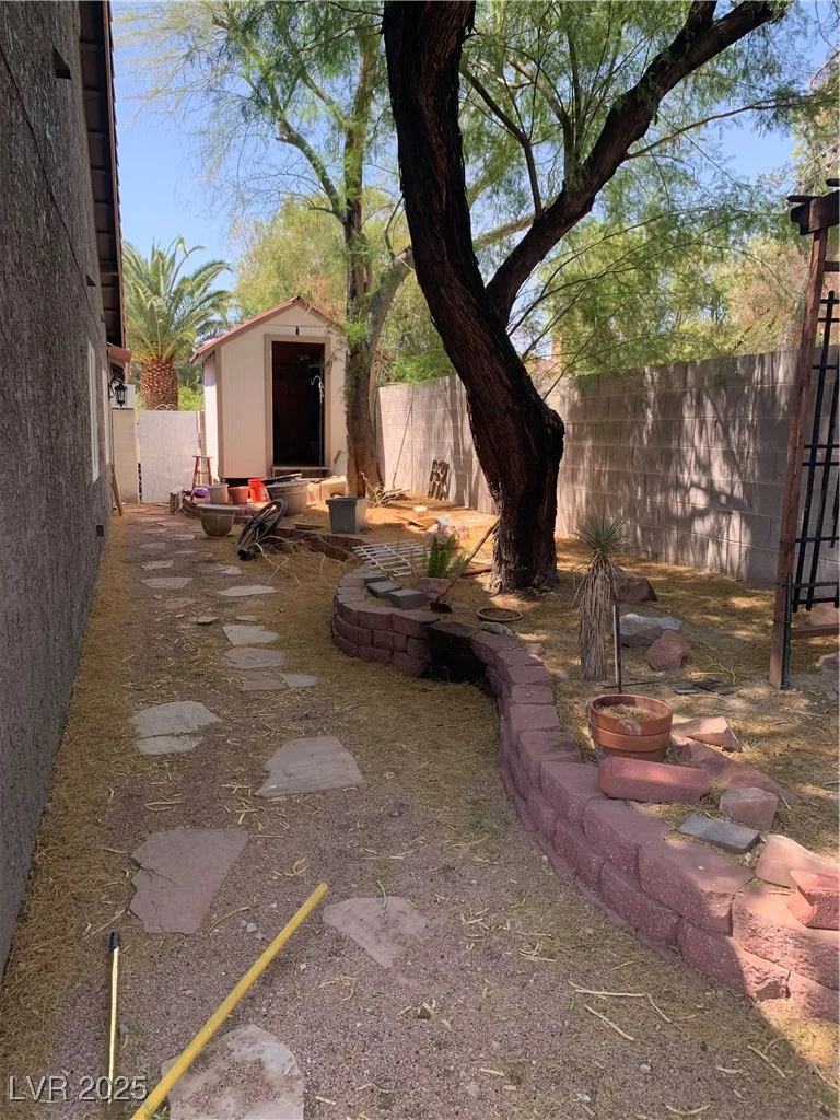 6704 Lost River, Las Vegas, NV 89108