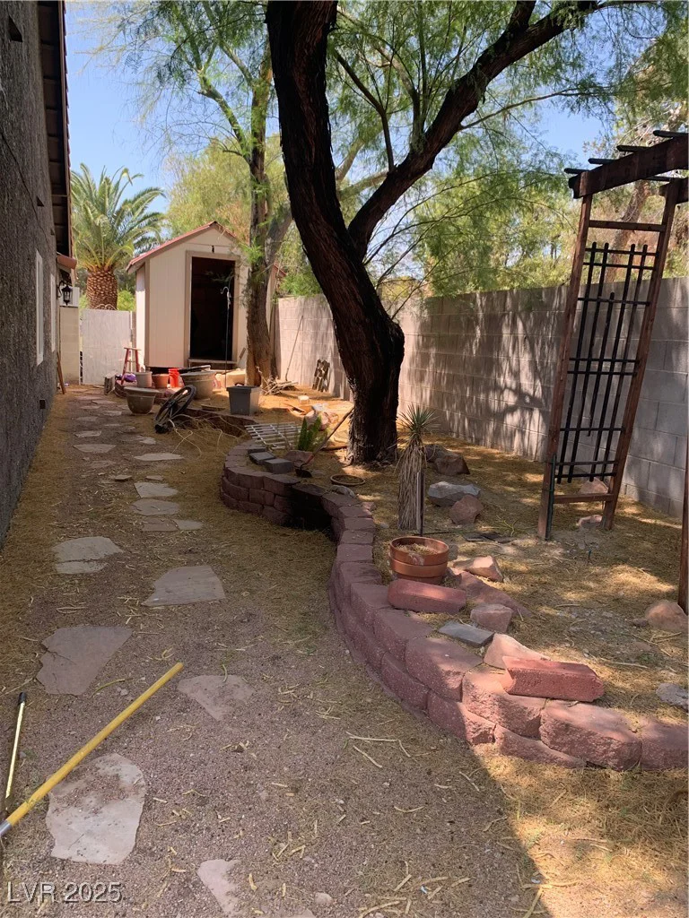 6704 Lost River, Las Vegas, NV 89108