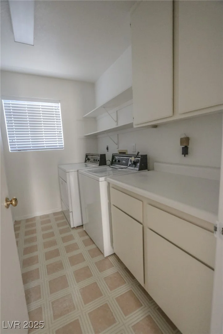 1349 Goldenglow, Las Vegas, NV 89108