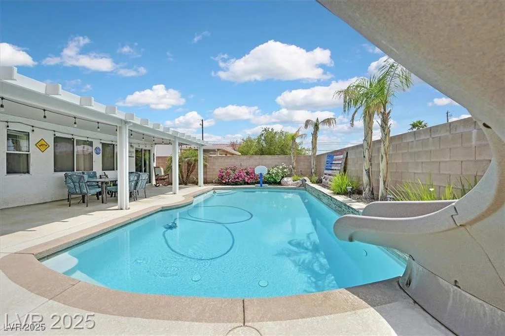 2011 Mountain Sunset, North Las Vegas, NV 89031