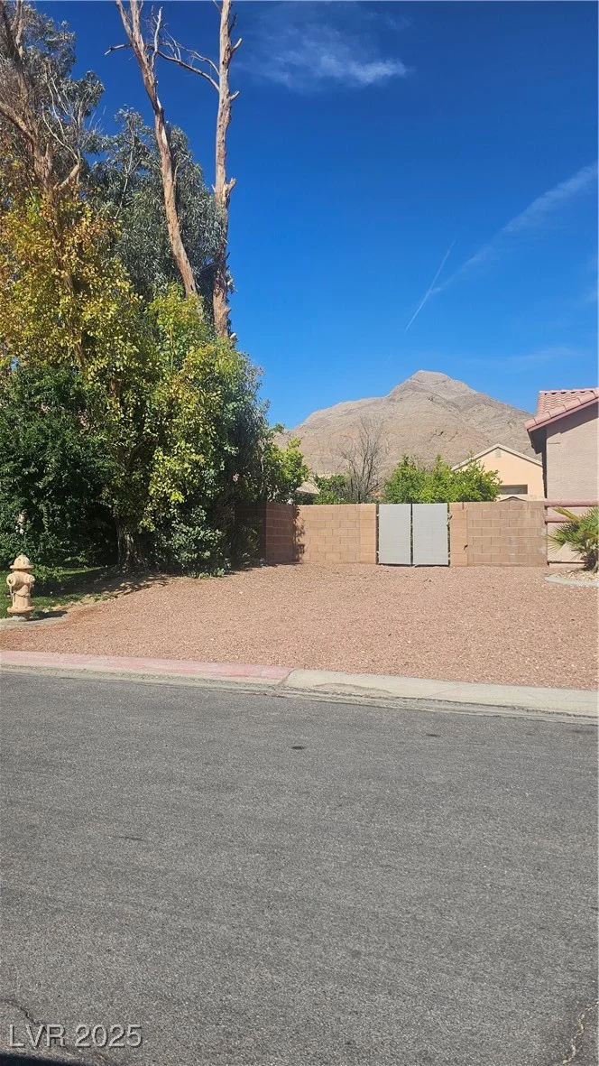 1330 Honey Lake, Las Vegas, NV 89110