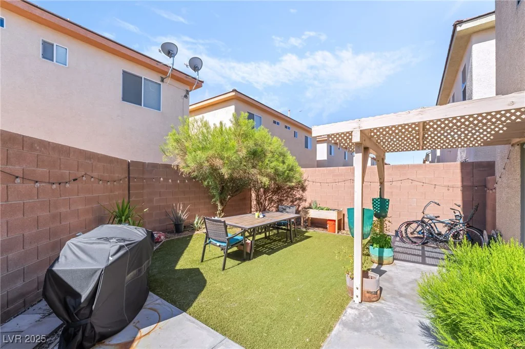 135 Manor House, Las Vegas, NV 89123