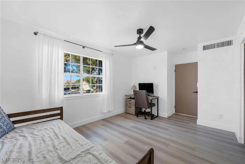 882 Tam O Shanter, Las Vegas, NV 89109