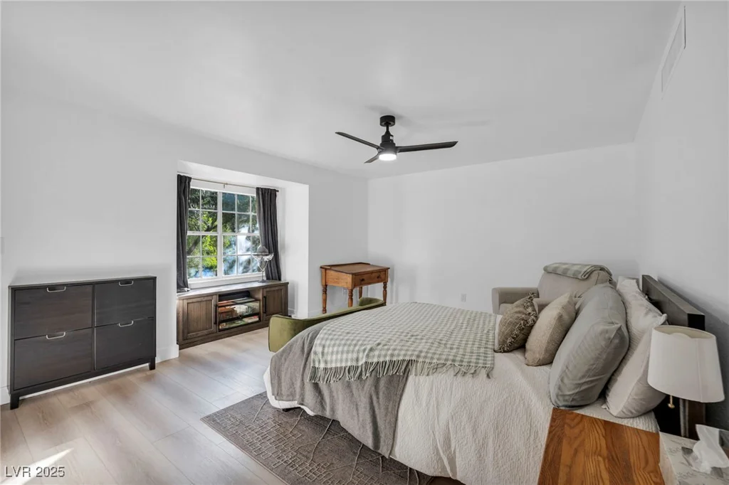 882 Tam O Shanter, Las Vegas, NV 89109