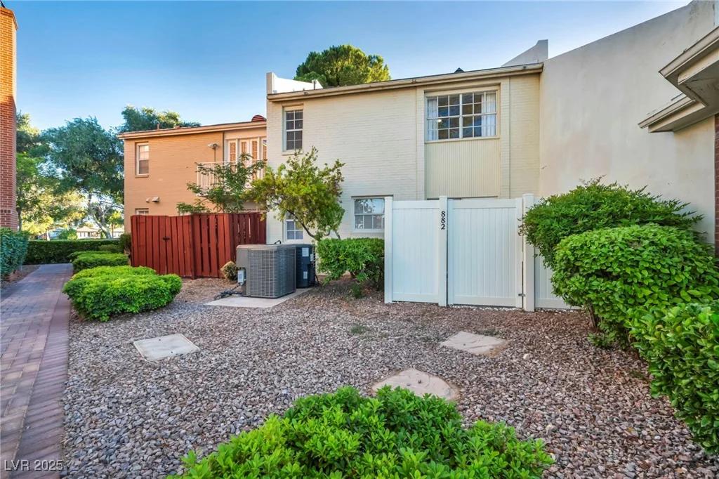 882 Tam O Shanter, Las Vegas, NV 89109