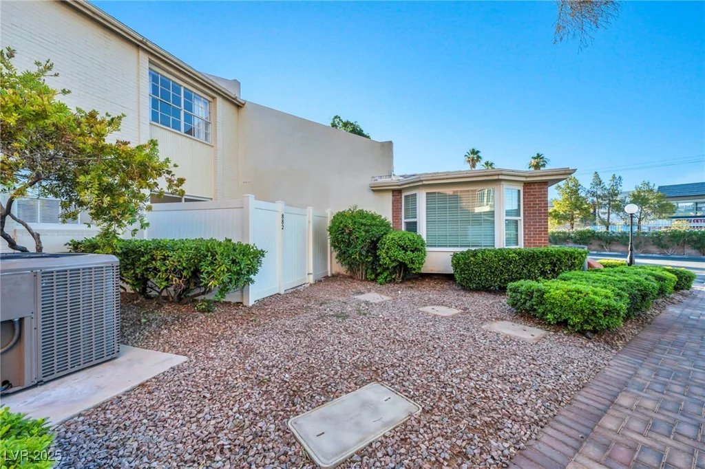 882 Tam O Shanter, Las Vegas, NV 89109