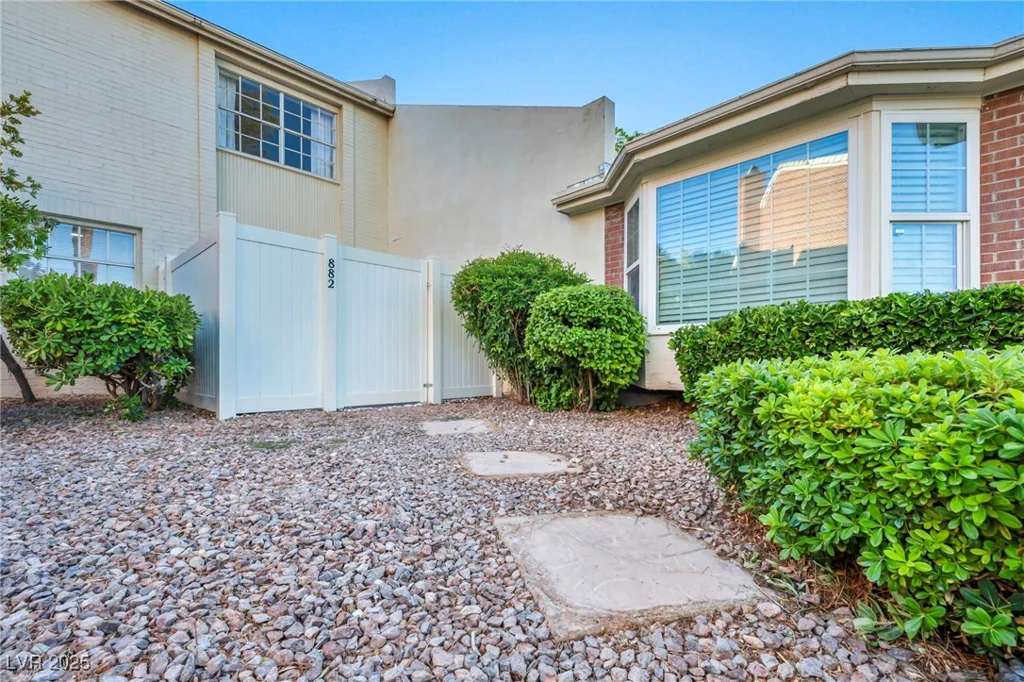 882 Tam O Shanter, Las Vegas, NV 89109