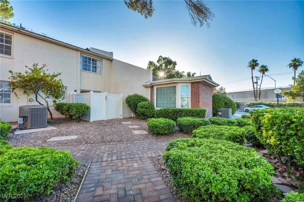 882 Tam O Shanter, Las Vegas, NV 89109