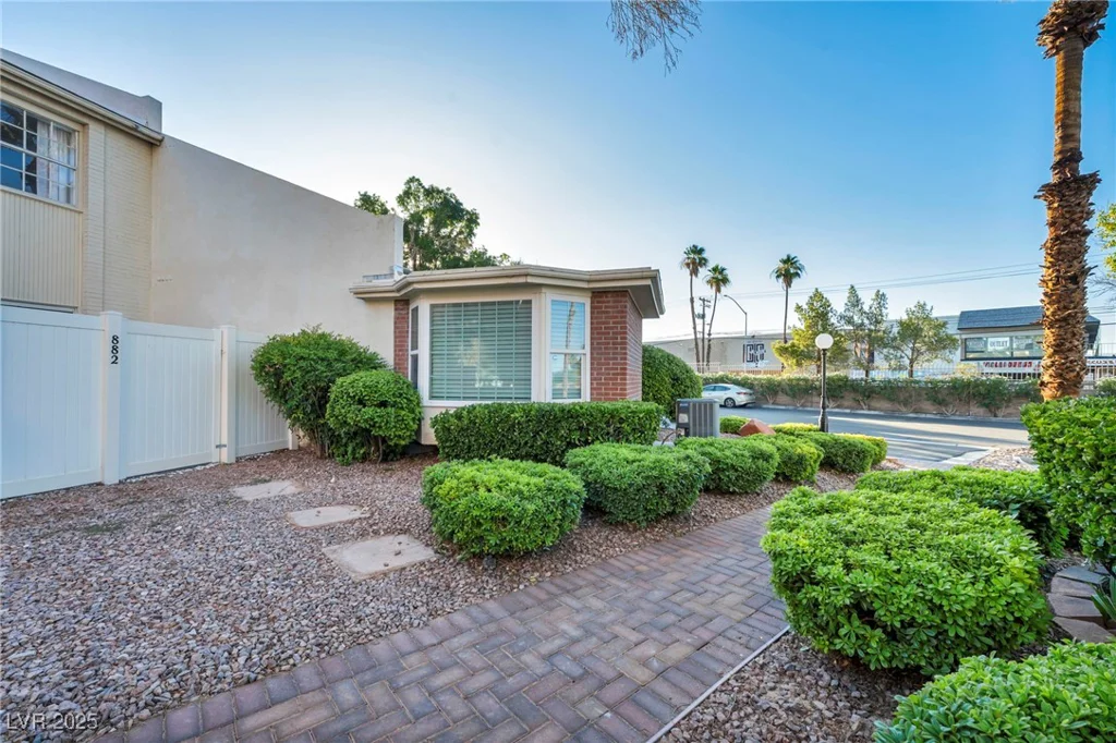882 Tam O Shanter, Las Vegas, NV 89109