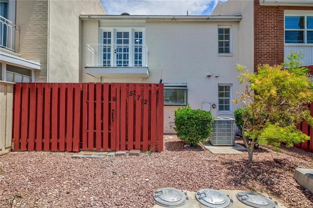 572 Tam O Shanter, Las Vegas, NV 89109