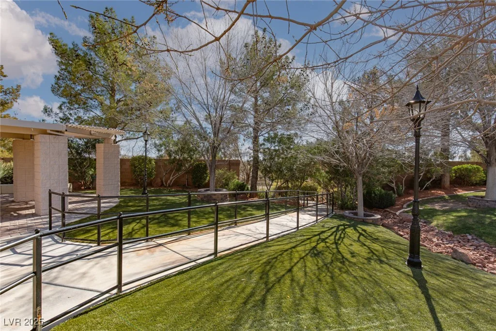 8213 Cabin Springs, Las Vegas, NV 89131